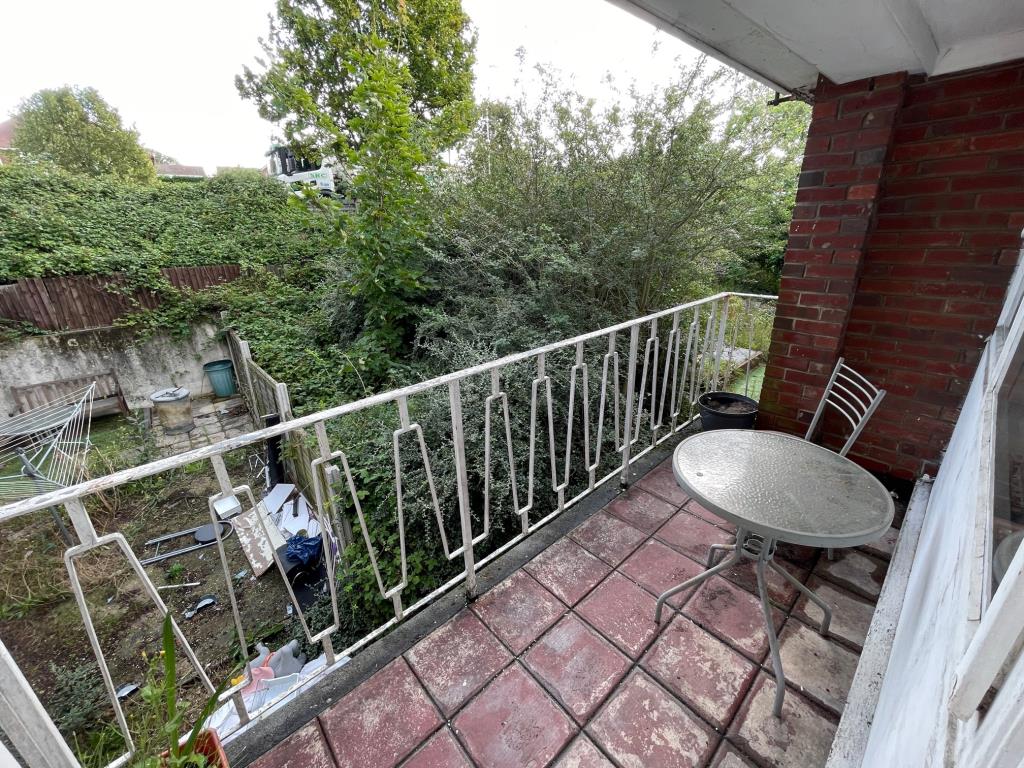 Lot: 21 - TWO-BEDROOM FIRST FLOOR MAISONETTE FOR REPAIR AND IMPROVEMENT - Balcony overlooking garden to the rear